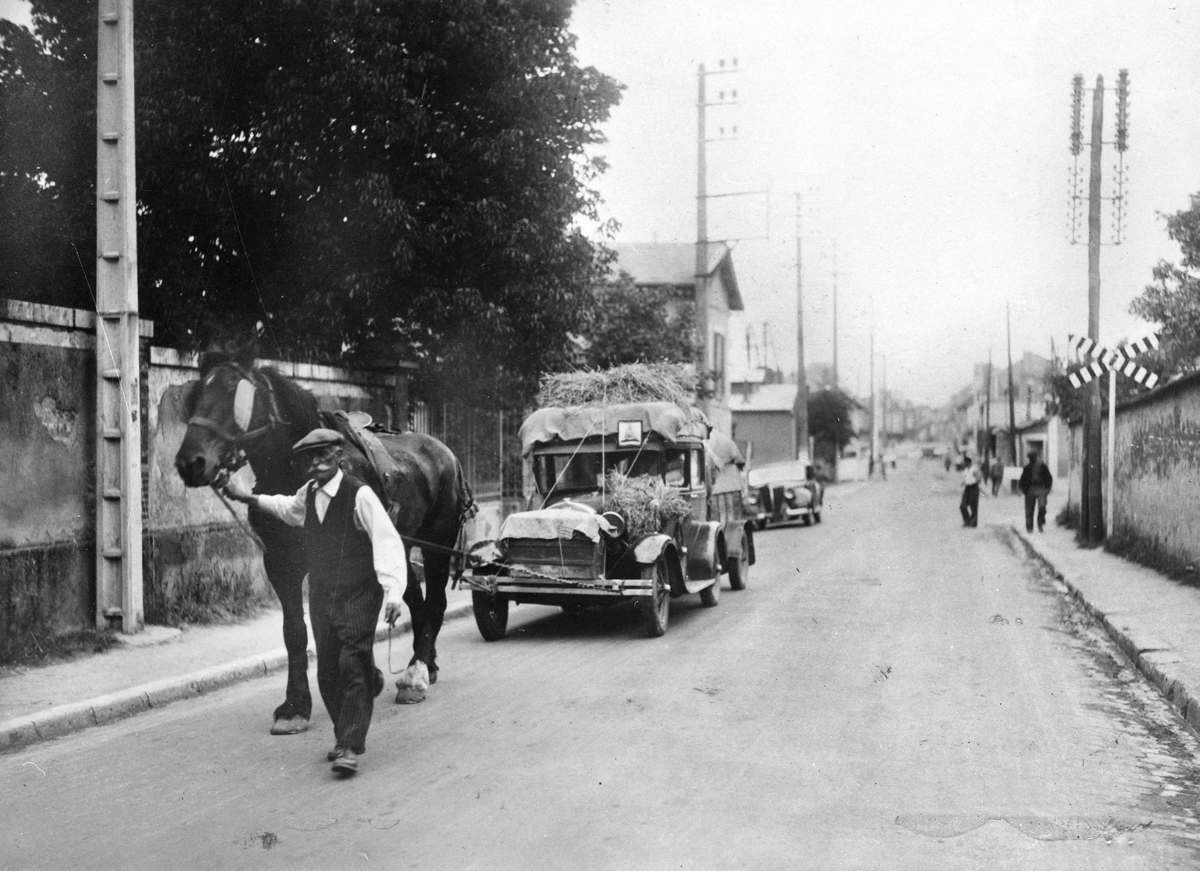 Война 1939-1945 гг. Исход. 1940. Автомобиль для гражданских беженцев в Немур (Сена и Марна).