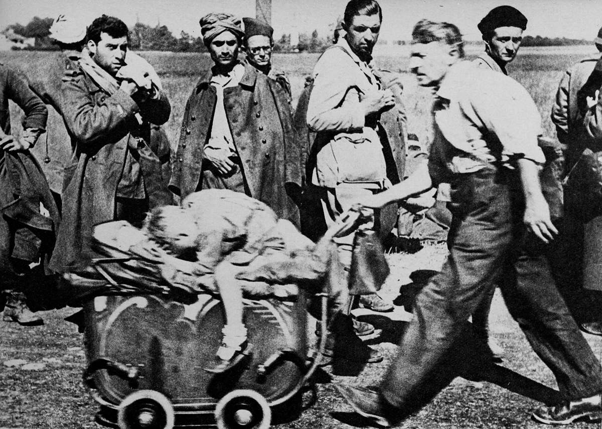 Война 1939-1945 гг. Вторжение во Францию. Гражданские лица в исходе встречи французских солдат, пленных. Май-июнь 1940 года.