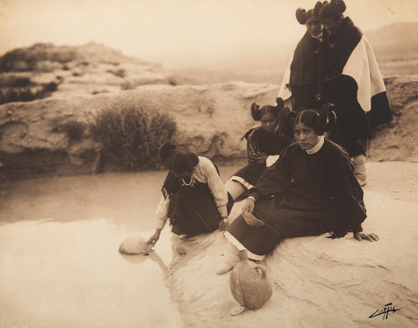У источника, Хопи, 1906 год. © Эдвард Кертис