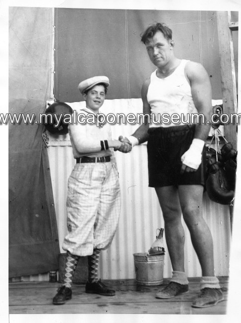 Альберт Сонни Капоне встречается с боксером Джеком Шарки (Джозеф Пол Зукаускас), пока тот готовился к бою с юным Стриблингом.