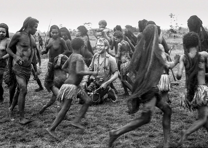 Музей археологии и этнологии Пибоди / peabody.harvard.edu  Майкл Рокфеллер во время своей первой поездки в Новую Гвинею в мае 1960 года.