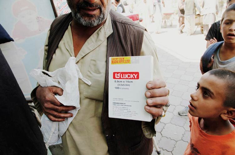 2011, фотограф по имени Рохулла держит один из последних оставшихся в продаже комплект фотобумаги Lucky китайского бренда. После того, как бумага закончится Рохулла покинет Кабул в течение года и откроет магазин продуктов.