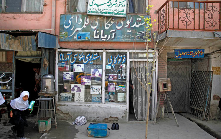 Ariana Studio в Кабуле, расположенная между чайным магазином и хамамом (баней).