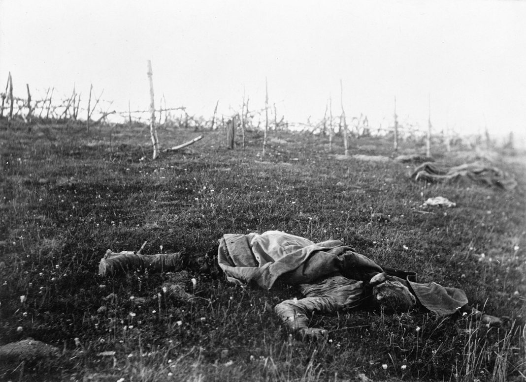 Флоренс Фармборо, «Мертвый русский солдат, сфотографированный на дороге в Монастыриску (Украина)» (1916 (© IWM (Q98431))
