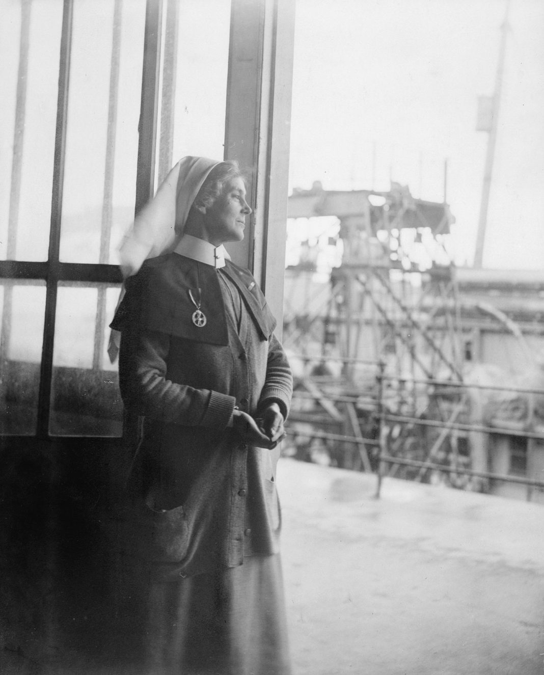 Олив Эдис, «Мисс Миннс, Императорская служба медсестер королевы Александры (QAIMNS), заведующая госпиталем на набережной в Гавре, Франция» (1919) (© IWM (Q8051))